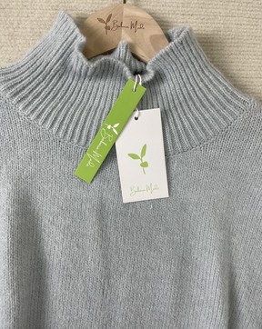EcoExotica® - Unverwechselbarer schlichter Pullover mit hohem Halsausschnitt