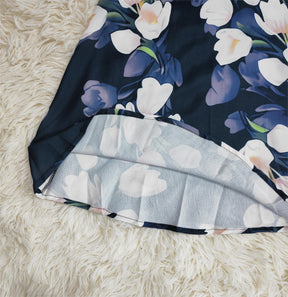 SpringStil® - Weißes Tulpenschichtenkleid mit kurzen blauen Ärmeln