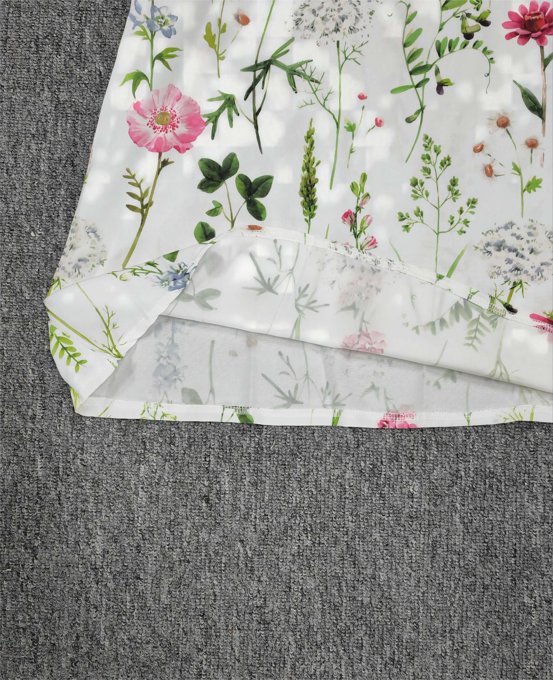 SpringStil® - Garden Print V-Ausschnitt Weißes Maxi-Sommerkleid