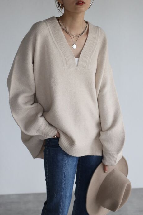 WinterStil® - Aprikosenfarbener einfarbiger Pullover mit V-Ausschnitt