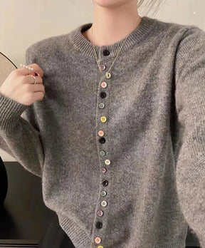 Bunte Strickjacke mit Knöpfen