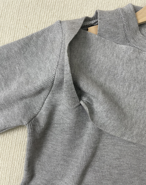 StrickSinn® - Grauer einfarbiger Pullover mit langen Ärmeln