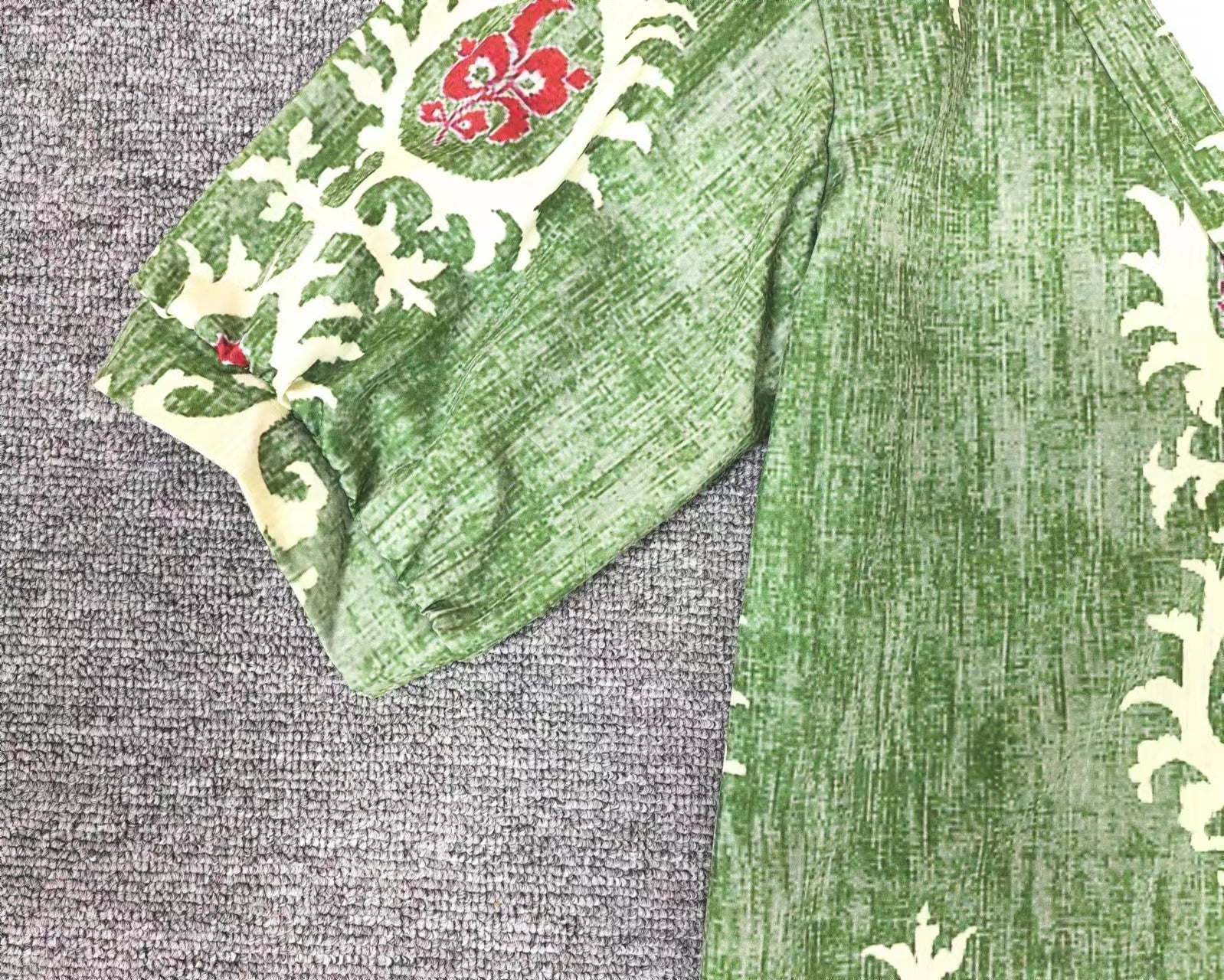 SpringStil® - Grüne Boho-Bluse mit tiefem V-Ausschnitt