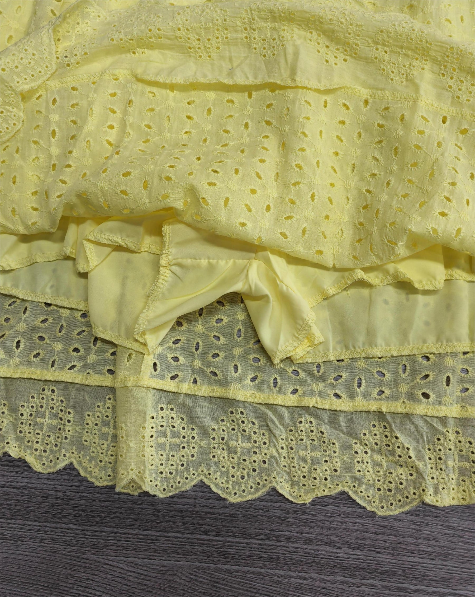 Purewear®- V-Ausschnitt ärmelloses gelbes Minikleid