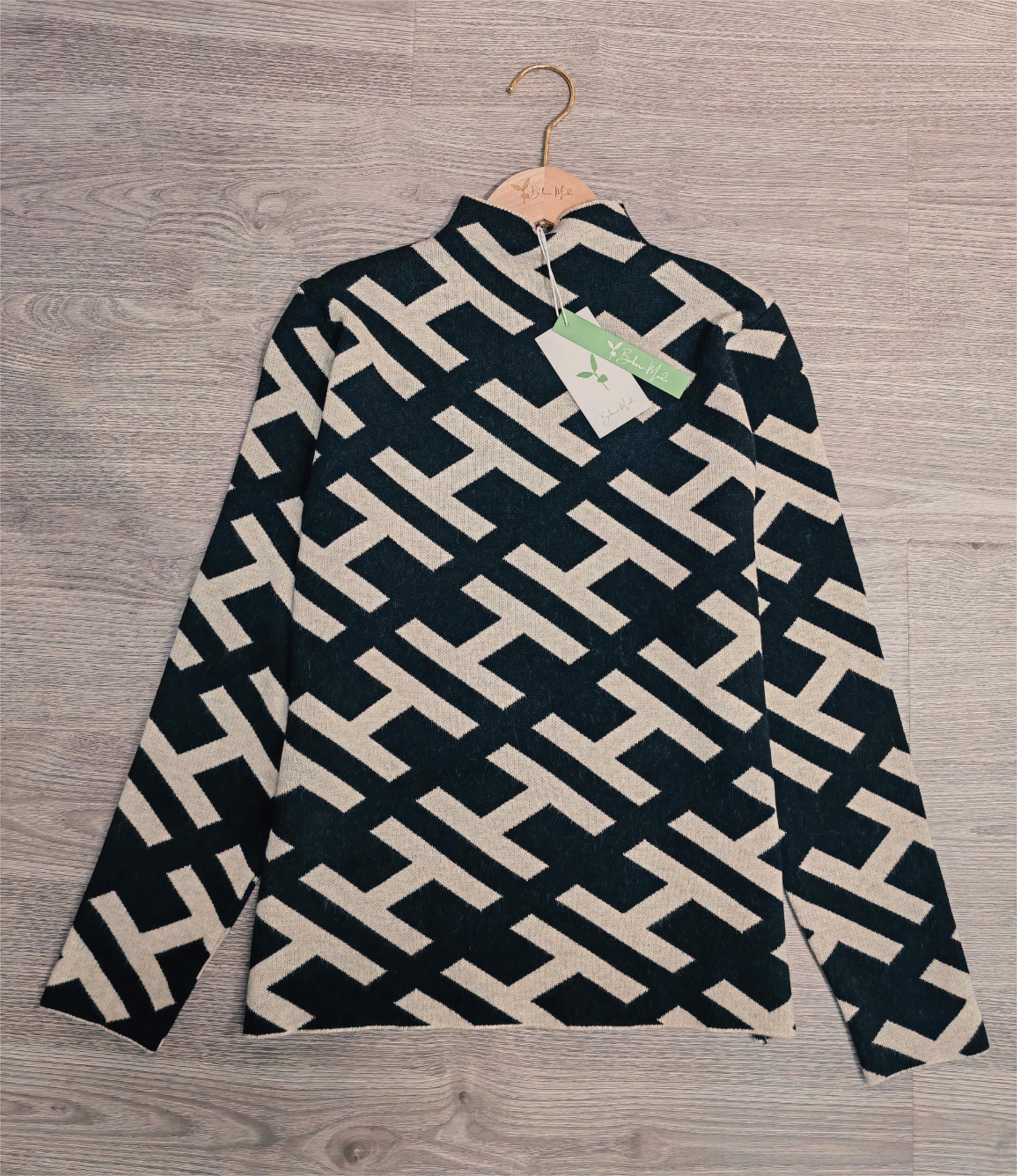 BlütenBliss® - Geometrischer Pullover mit schwarzem Alphabet