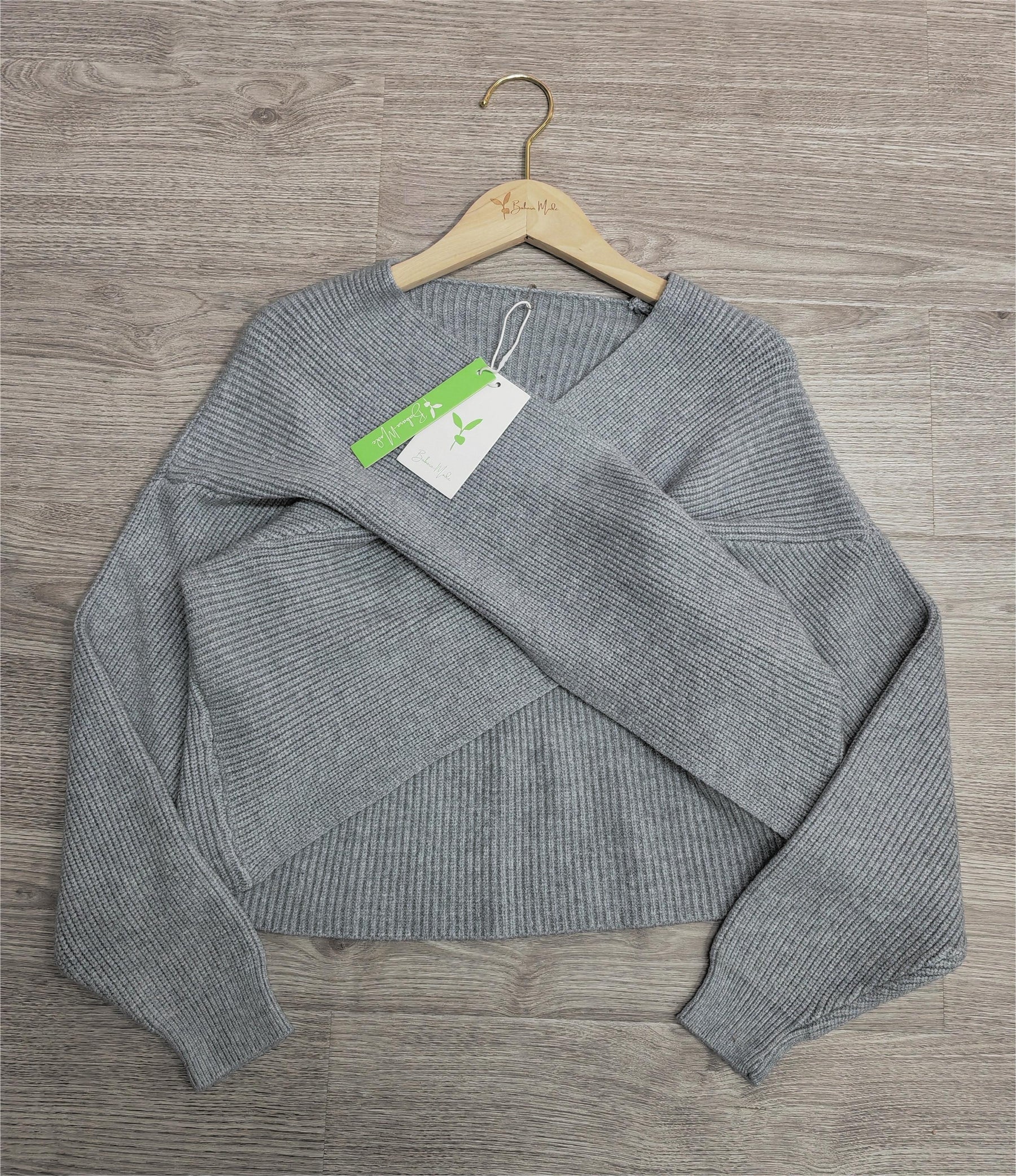 BlütenBliss® - Grauer Strickpullover mit V-Ausschnitt und langen Ärmeln