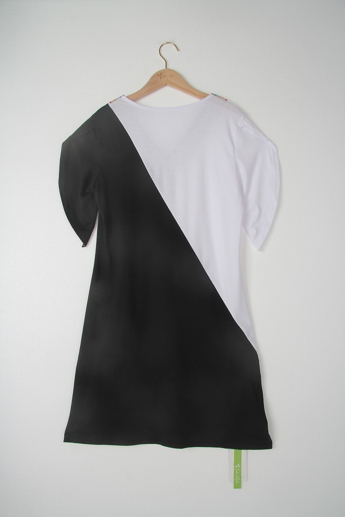 SpringStil® - Schwarz-weißes Minikleid mit kurzen Ärmeln